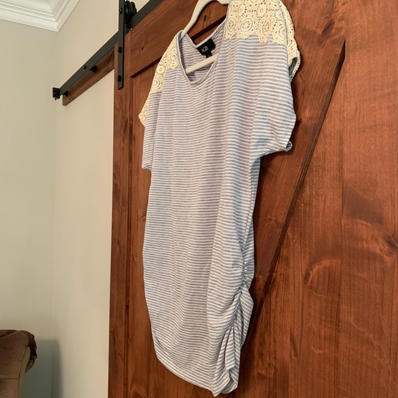 Cute striped T with lace aplique and cinched sides - Picture 2 of 3